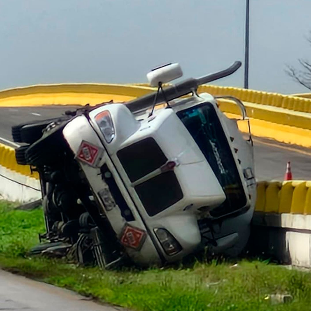 Vuelca Pipa con 20 Mil Litros de Gasolina en Altamira